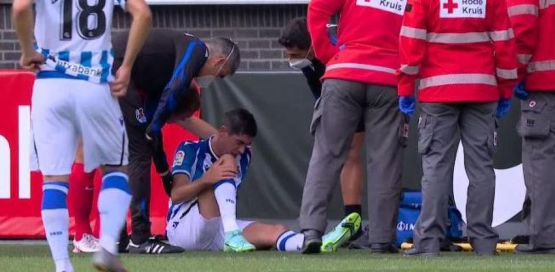 Carlos Fernández, lesionado en el partido amistoso ante el AZ Alkmaar