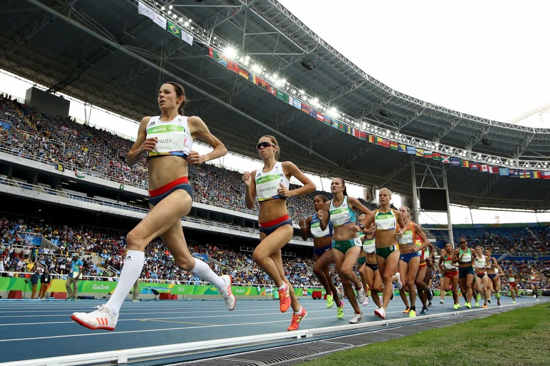 A la cabeza, la atleta la británica Jo Pavey, cinco veces olímpica con el Reino Unido.