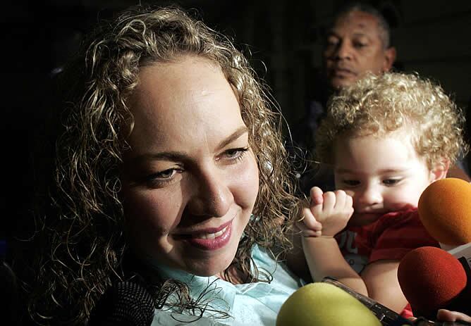María Fernanda Perdomo, junto a su hijo, tras conocer la noticia de la liberación de su madre, Consuelo González