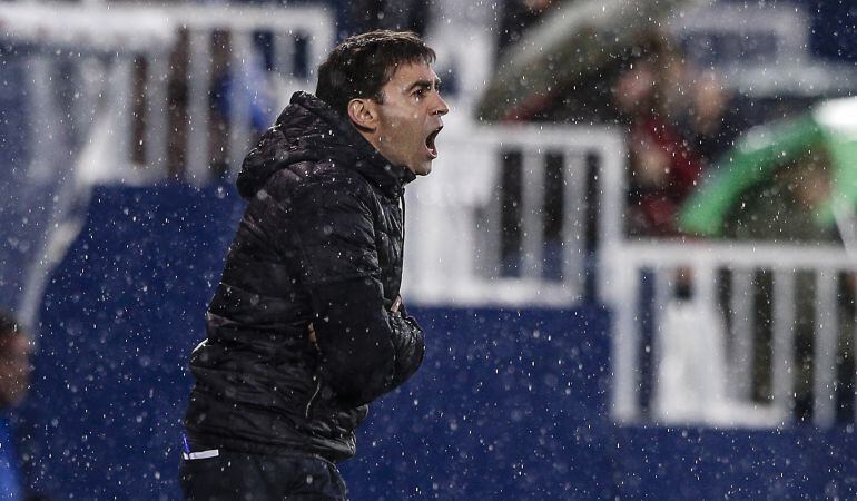 Garitano da instrucciones a sus jugadores durante el encuentro ante el Málaga C.F. en Butarque.