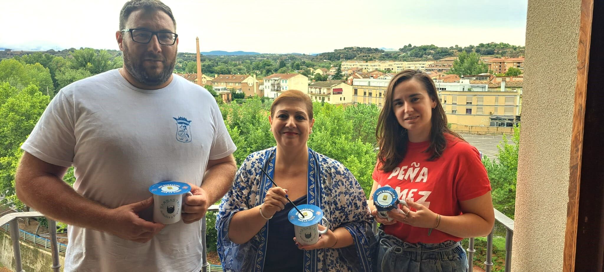 Adrián Serna, Silvia Ramírez y Lucía Semitiel con los tapacopas. Foto: Ayuntamiento de Barbastro