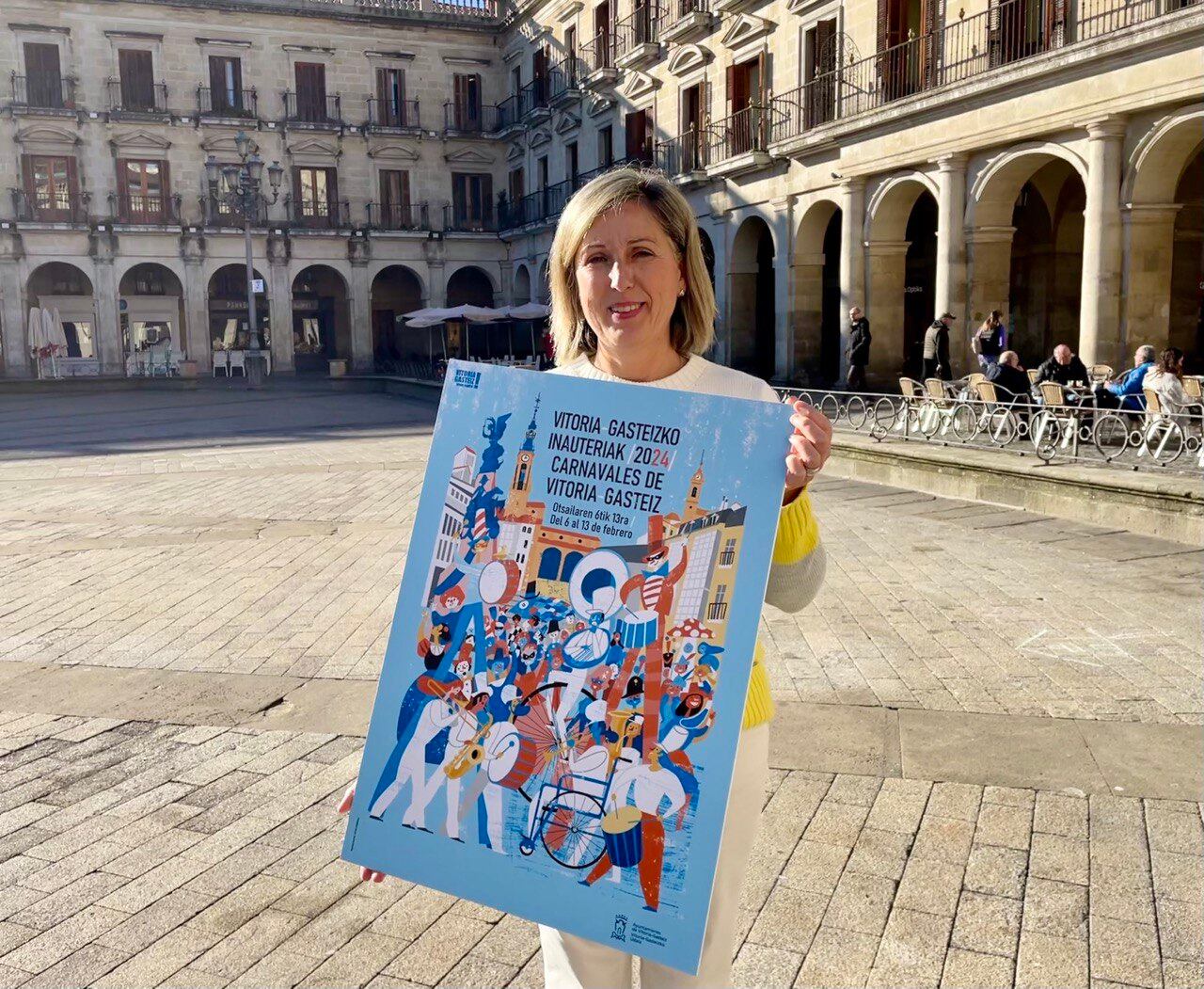 La concejala de Cultura de Vitoria-Gasteiz, Sonia Díaz de Corcuera, con el cartel anunciador de Carnavales 2024 (www.vitoria-gasteiz.org)