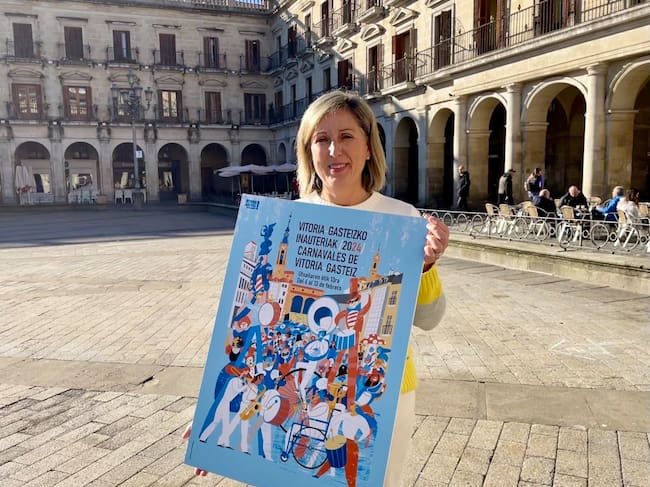 La concejala de Cultura de Vitoria-Gasteiz, Sonia Díaz de Corcuera, con el cartel anunciador de Carnavales 2024 (www.vitoria-gasteiz.org)