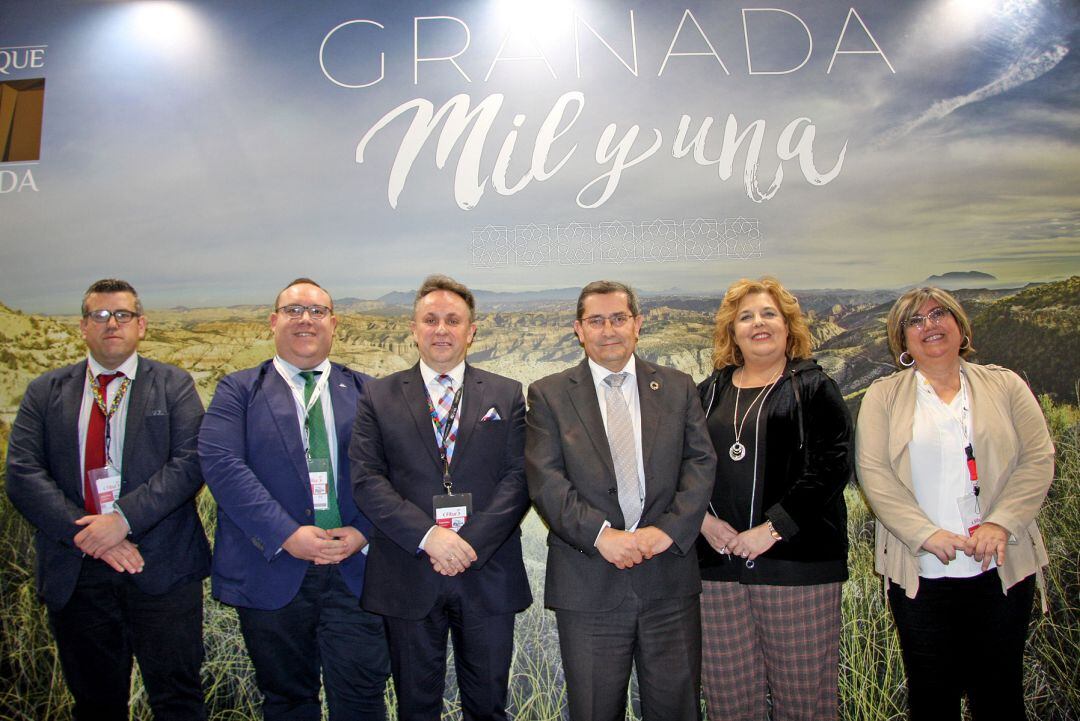 Las autoridades, en uno de los momentos de la jornada inaugural de Fitur 2020 en el expositor de Granada