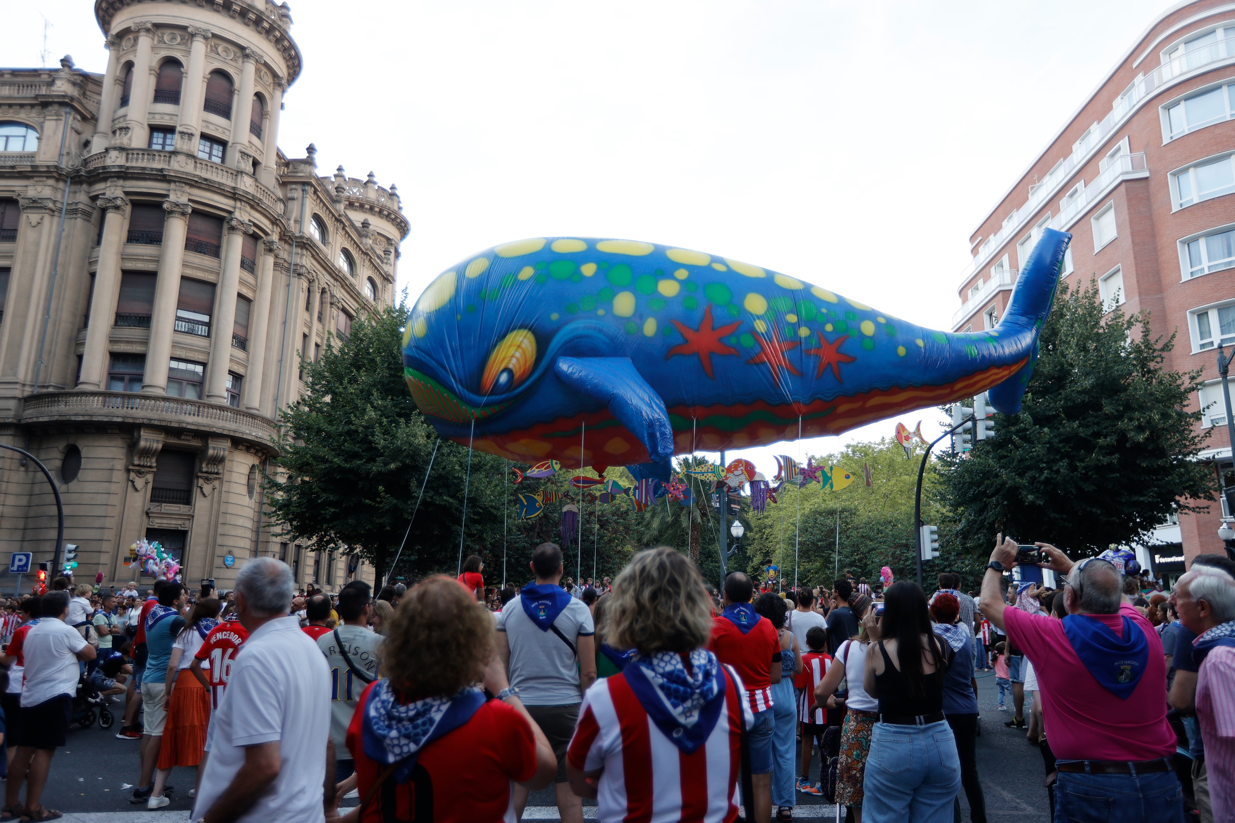 Vista del pasacalles este domingo en la Gran Vía de Bilbao, en el tradicional Desfile de la Ballena en el marco de las fiestas de Aste Nagusia 2022.