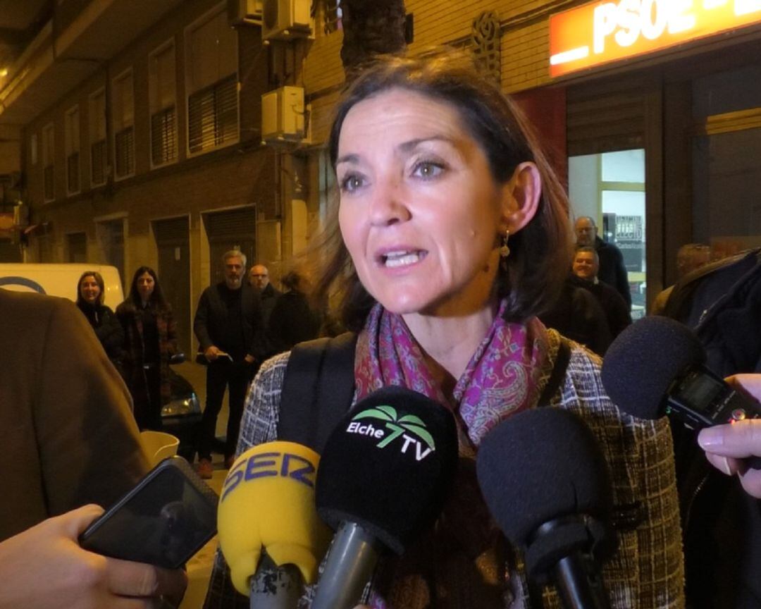 Reyes Maroto, ministra de Industria en la puerta de la sede del PSOE de Elche