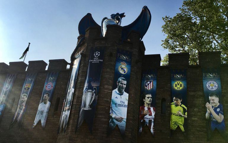 Fotografía donde se ven pendones con imágenes de jugadores que participarán en la final de la Liga de Campeones UEFA