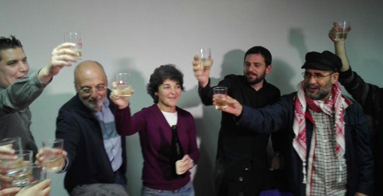 Amparo Botejara celebra con compañeros el escaño conseguido