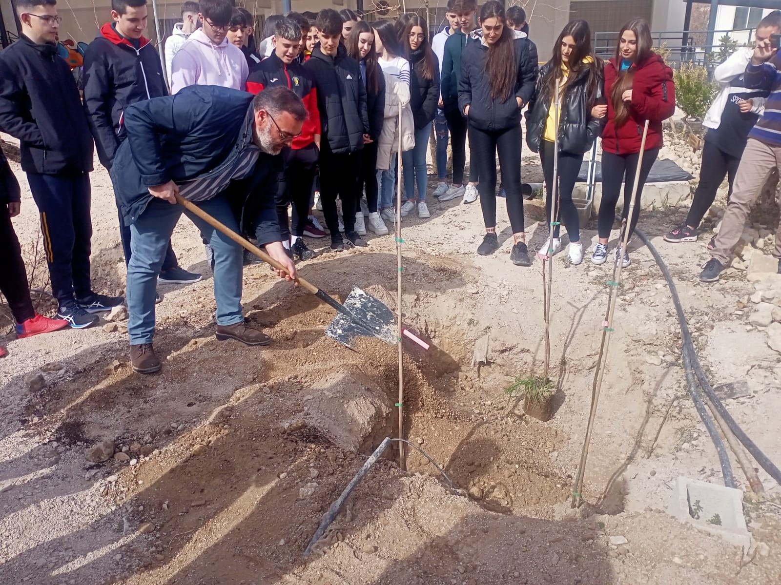 El director del IES Juan López Morillas apadrinó y plantó unos Servales