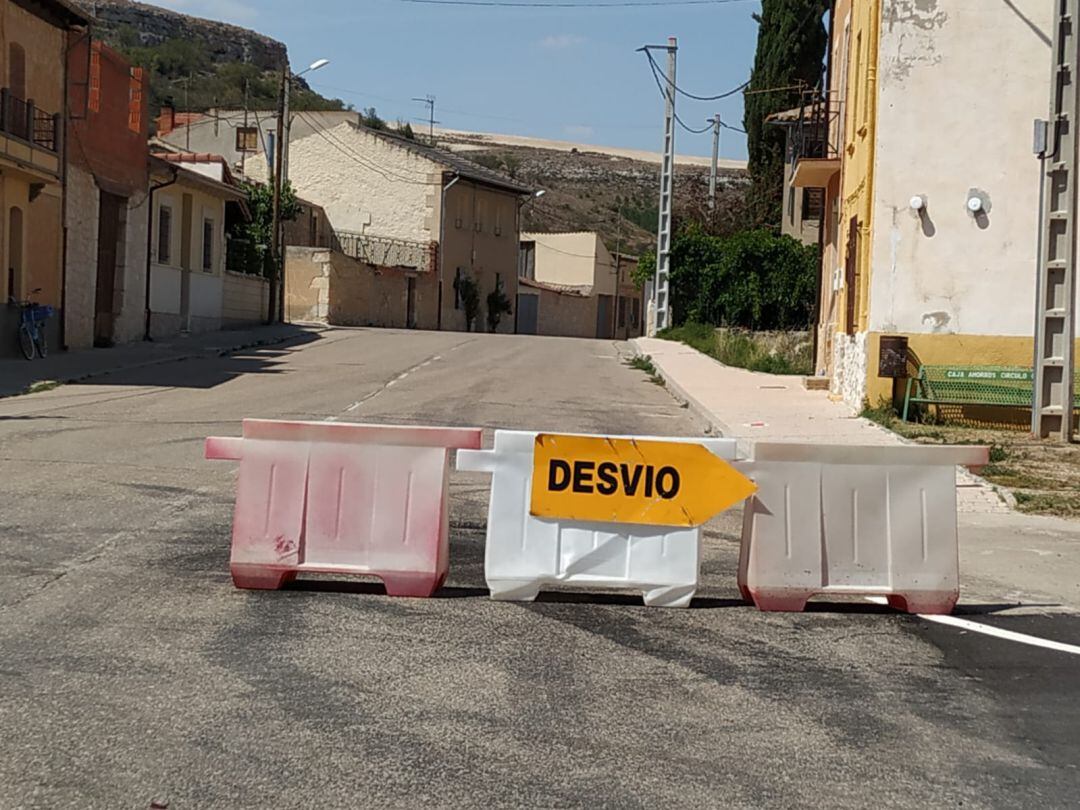 Desvío señalizado de las obras en Adrada de Haza