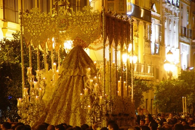 Trasera del paso de palio de la Virgen del Rosario de Montesión en su estación de penitencia del Jueves Santo.