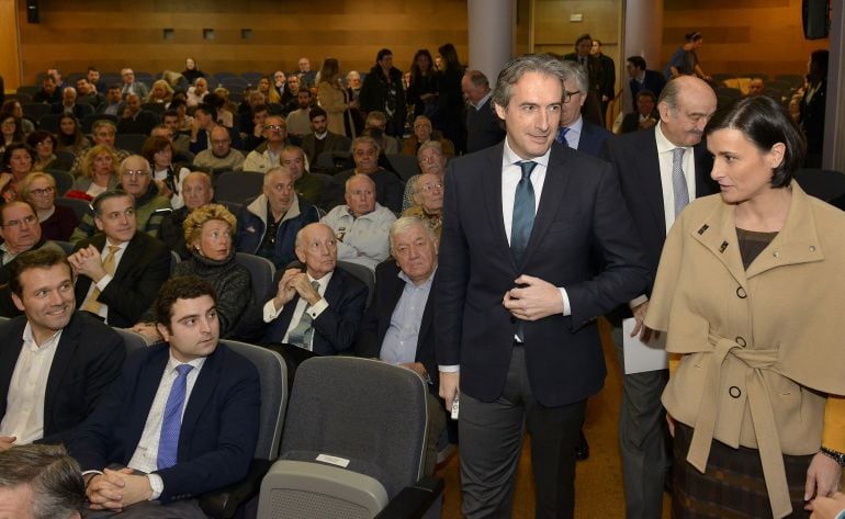 El ministro de Fomento presenta en el Ateneo de Santander el detalle del Estudio Informativo sobre la integración ferroviaria que pretende llevar a cabo en la capital.