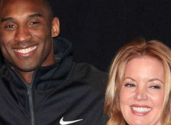 Kobe Bryant y Jeanie Buss, durante un evento años atrás