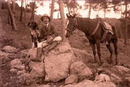 Enrique Mackay Monteverde junto a su caballo en la sierra de Cazorla