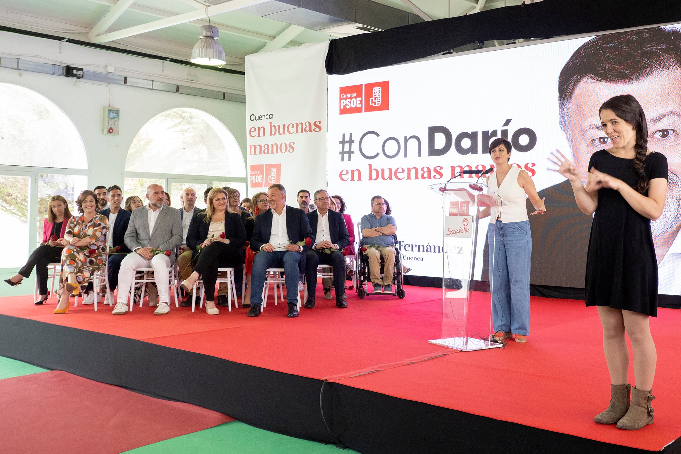 La ministra de Política Territorial y portavoz del Gobierno central, Isabel Rodríguez (2d); y el alcalde de Cuenca y candidato socialista a la reelección, Darío Dolz (5i), durante la presentación de la candidatura del PSOE para las elecciones del 28 de mayo, este sábado en el Recinto de La Hípica en Cuenca