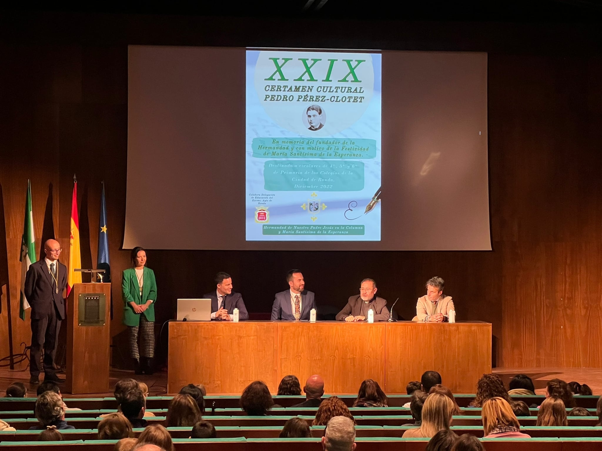 El premio especial al poema dedicado a la Virgen de la Esperanza lo recibió Alejandro García