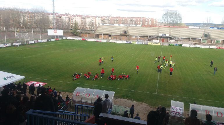 Los jugadores celebran el ascenso delante de la afición al concluir el partido frente al Real Burgos