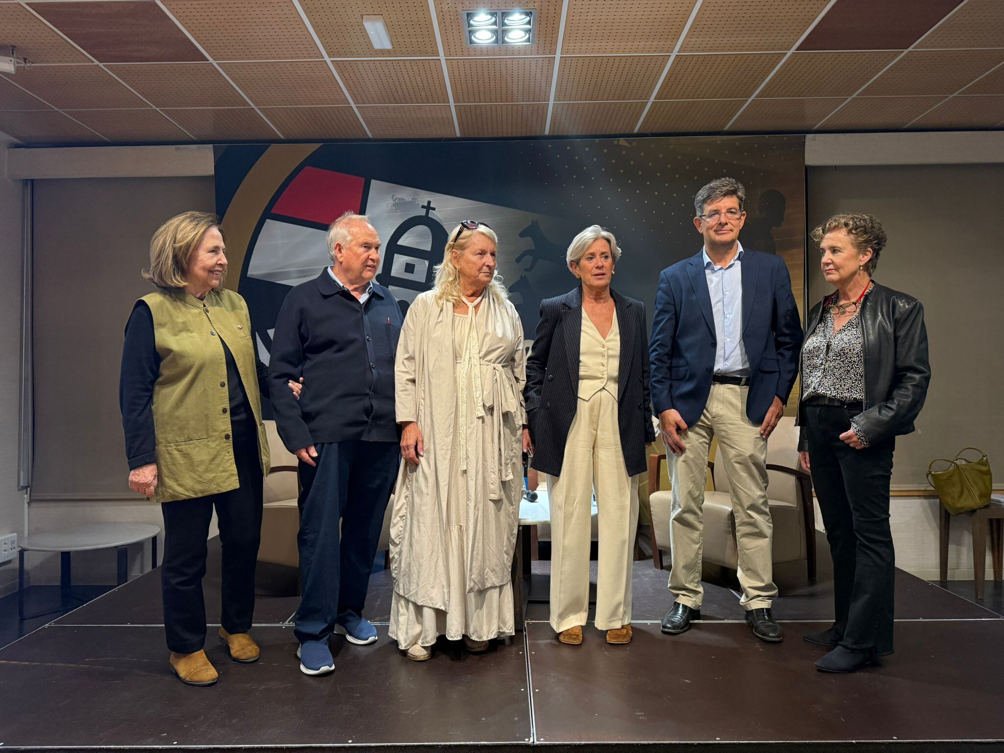 De izquierda a derecha: Rosa Leguineche, Mariano Guindal,  Amaia Goikoetxea,  Carmelo García, Aintzane Bolinaga y Mar Díaz - Varela Arrese.