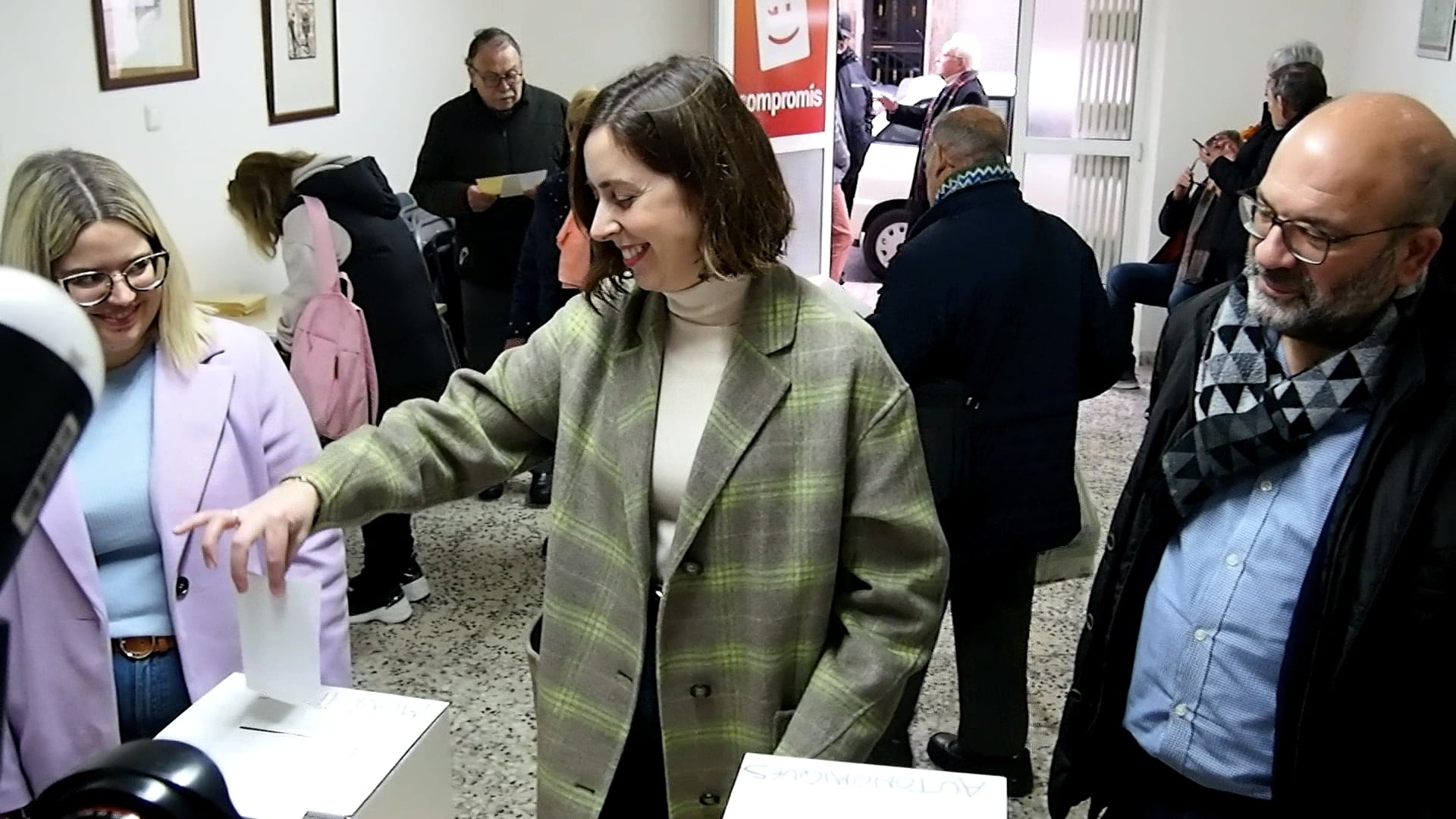 Esther Díez votando en las primerias de Compromís