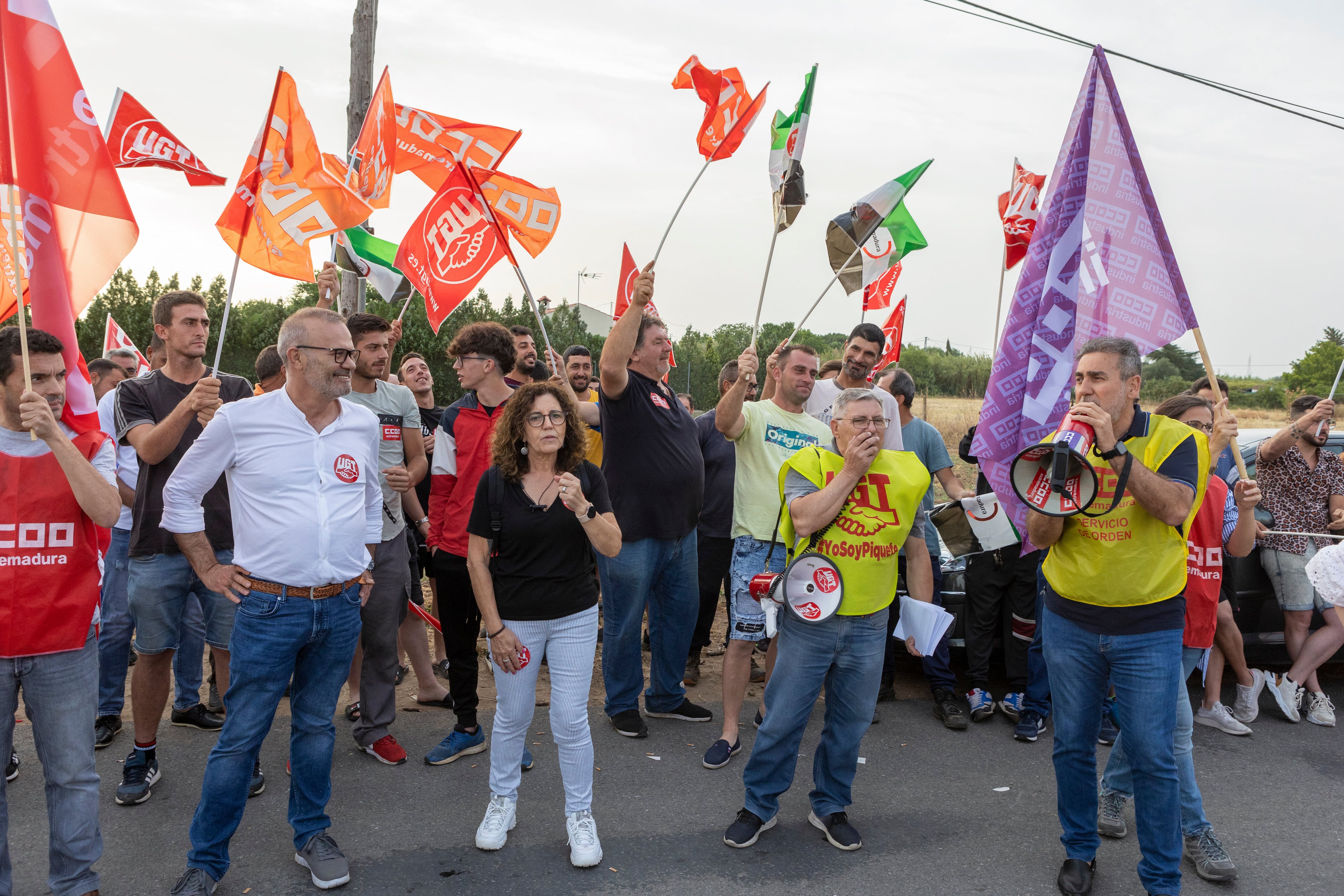 MÉRIDA, 16/06/2022.- Manifestantes en frente de la central hortofrutícula de Mérida este jueves con motivo de la huelga convocada por UGT y CCOO ante la falta de acuerdo con la patronal por el nuevo convenio, especialmente en materia de complementos y tablas salariales y duración de la jornada laboral. EFE/ Jero Morales
