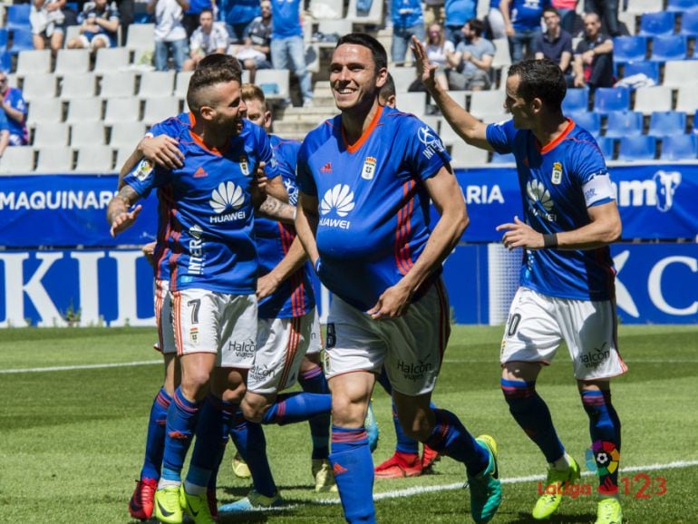 Ramón Folch celebra junto a sus compañeros el primer tanto del Real Oviedo ante el Sevilla Atlético.