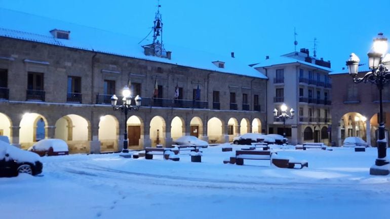 La Plaza Mayor de Benavente cubierta de nieve el pasado miércoles