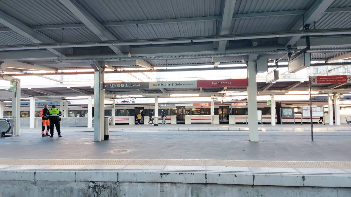 Los viajeros de la estación de Fuenlabrada Central muestran su confusión el día después del gran apagón en todo el país