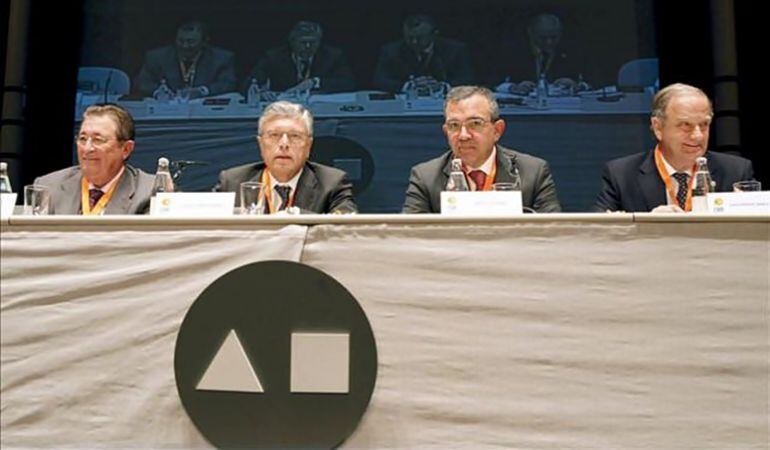 El asesor jurídico de la CAM, Juan Martínez-Abarca (d), junto al secretario José Forner (i), el presidente, Modesto Crespo y el director general, Roberto López, en un acto de la CAM.