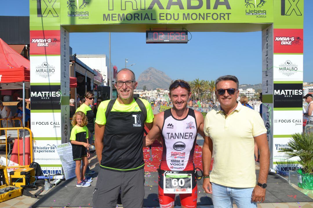 Mark Tanner con el alcalde de Xàbia, José Chulvi y el concejal de Deportes, Vicent Colomer.