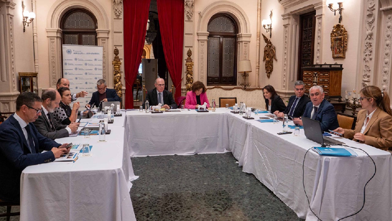 Reunión del patronato de la Fundación Amigos de la Alhambra en la Subdelegación del Gobierno de Granada