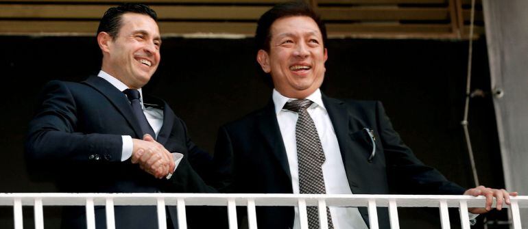 GRA420. VALENCIA (COMUNIDAD VALENCIANA) 25/10/2014.-El nuevo propietario del Valencia, Peter Lim,d., acompañado por el presidente del equipo che Amadeo Salvo,iz., a su llegada esta tarde al estadio de Mestalla.EFE/J.C Cárdenas