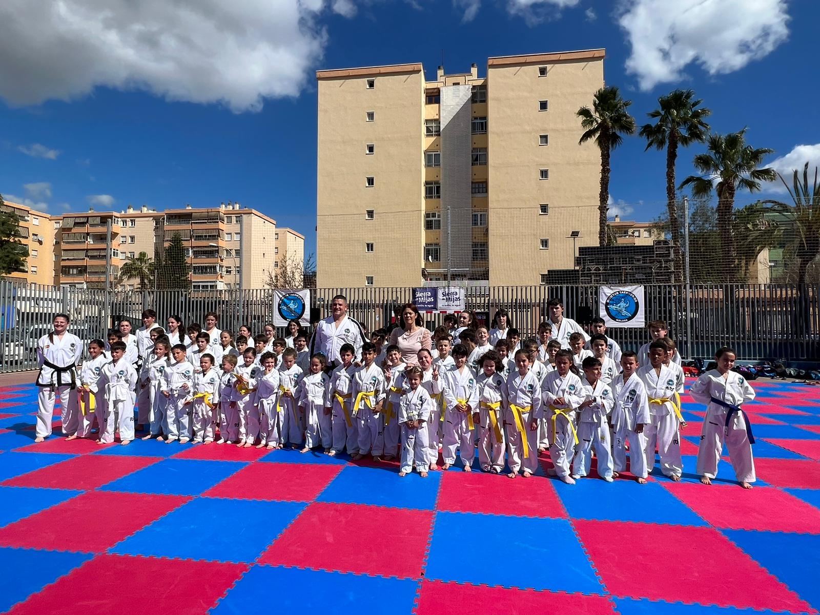 Los pequeños del Club Invictus, junto a la concejala de deportes del ayuntamiento de Málaga, Noelia Losada, y el presidente del Club, Artur Ababii