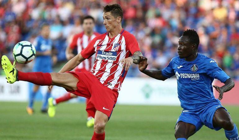 Djené ante Fernando Torres durante un partido de pretemporada entre el Getafe C.F. y el C. Atlético de Madrid