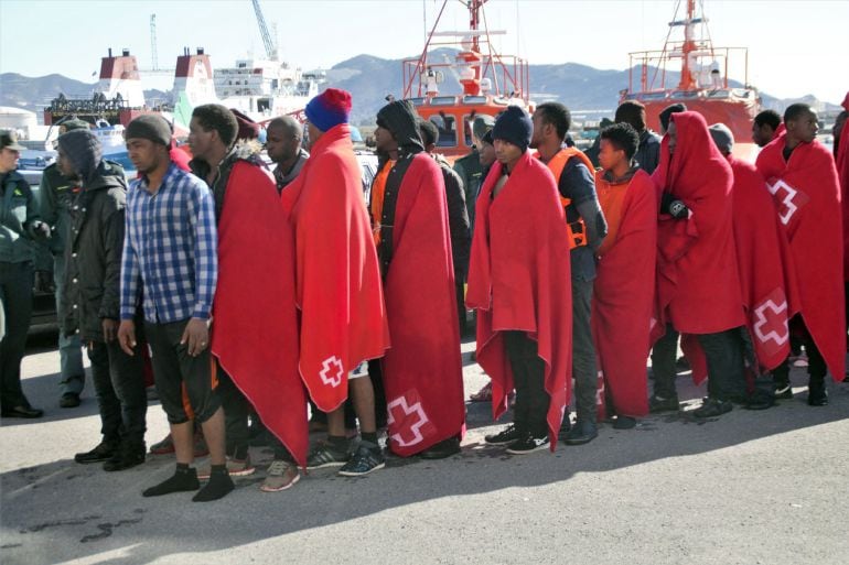 Fila de un grupo de inmigrantes de origen subsahariano que viajaban en una patera para ser atendidos por la Cruz Roja, tras ser rescatados a 11 millas de la isla de Alborán por Salvamento Marítimo. 