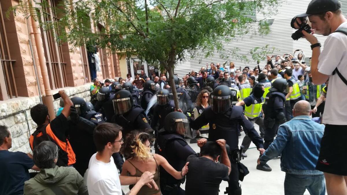 El jutge ordena identificar els agents de la brigada d'informació que requisaven les urnes l'1-O