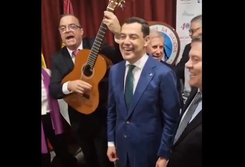 Juanma Moreno y Emiliano García-Page, en la Feria de Sevilla.