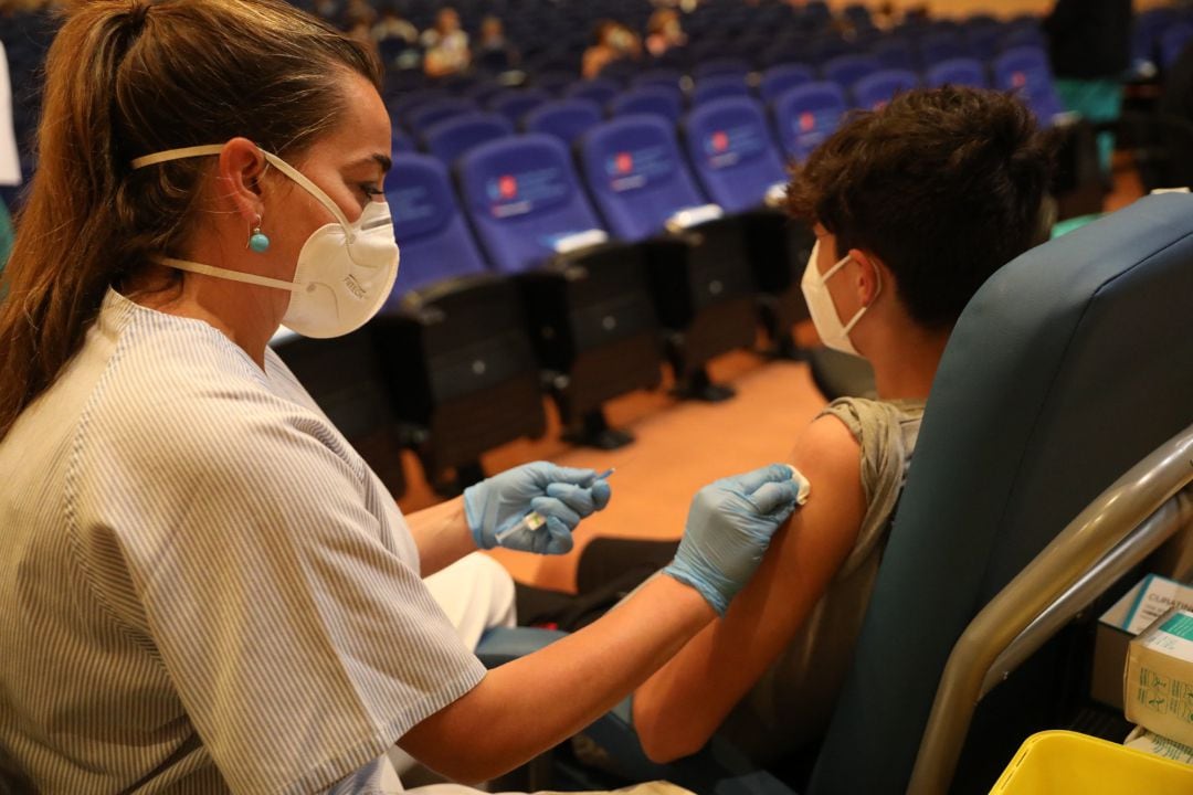 Archivo - Una sanitaria después de vacunar a un menor