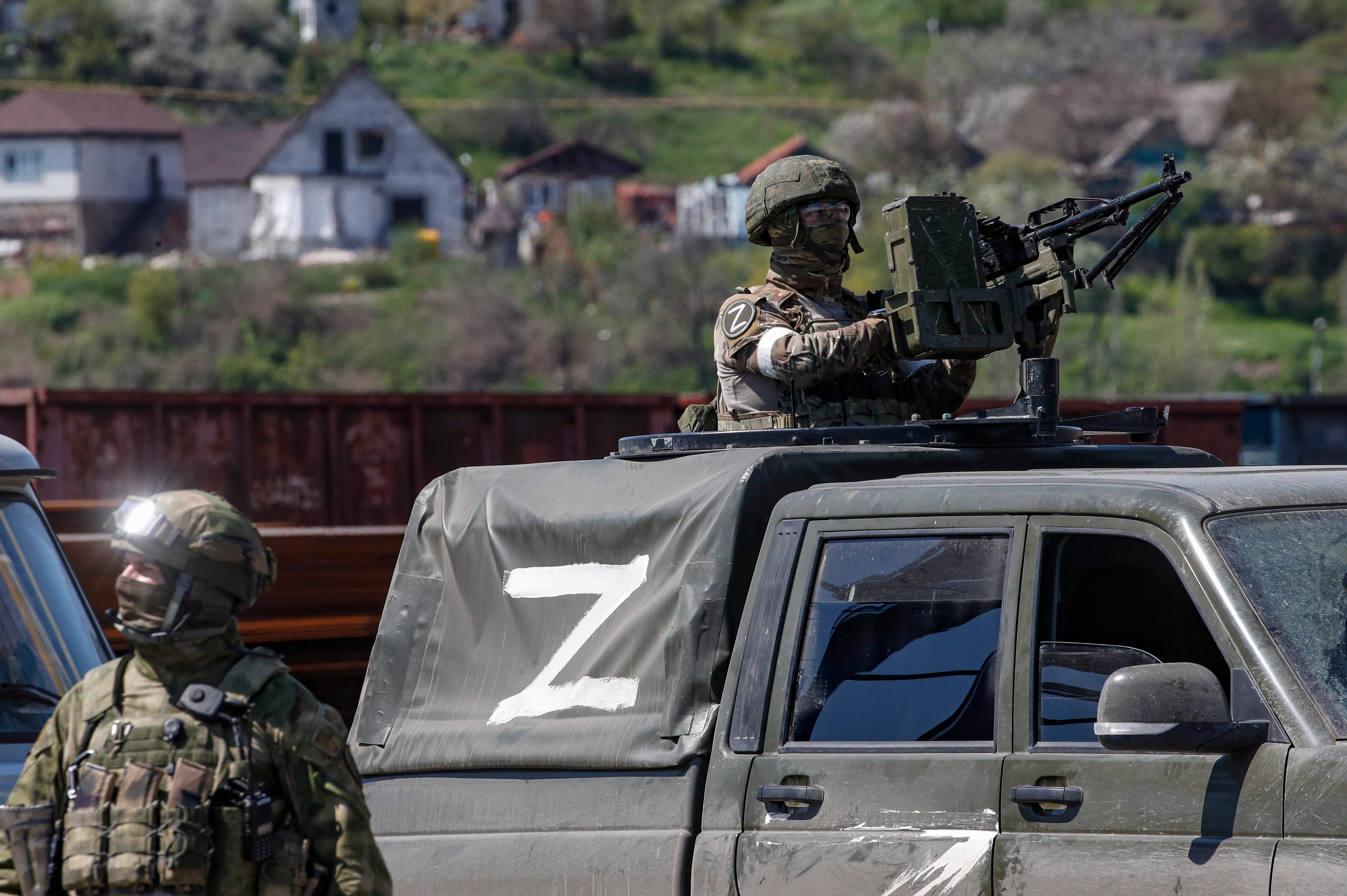 Militares rusos haciendo guardia en el territorio del puerto marítimo de carga en Mariúpol