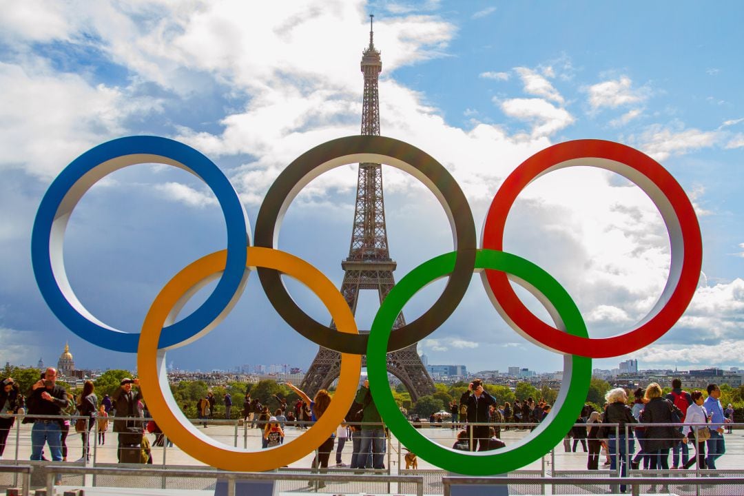 Los anillos olímpicos frente a la Torre Eiffel de París