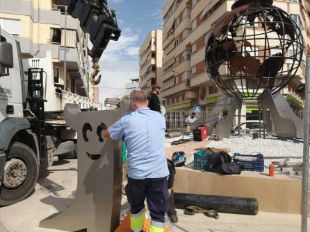 Montaje de la escultura en Elda