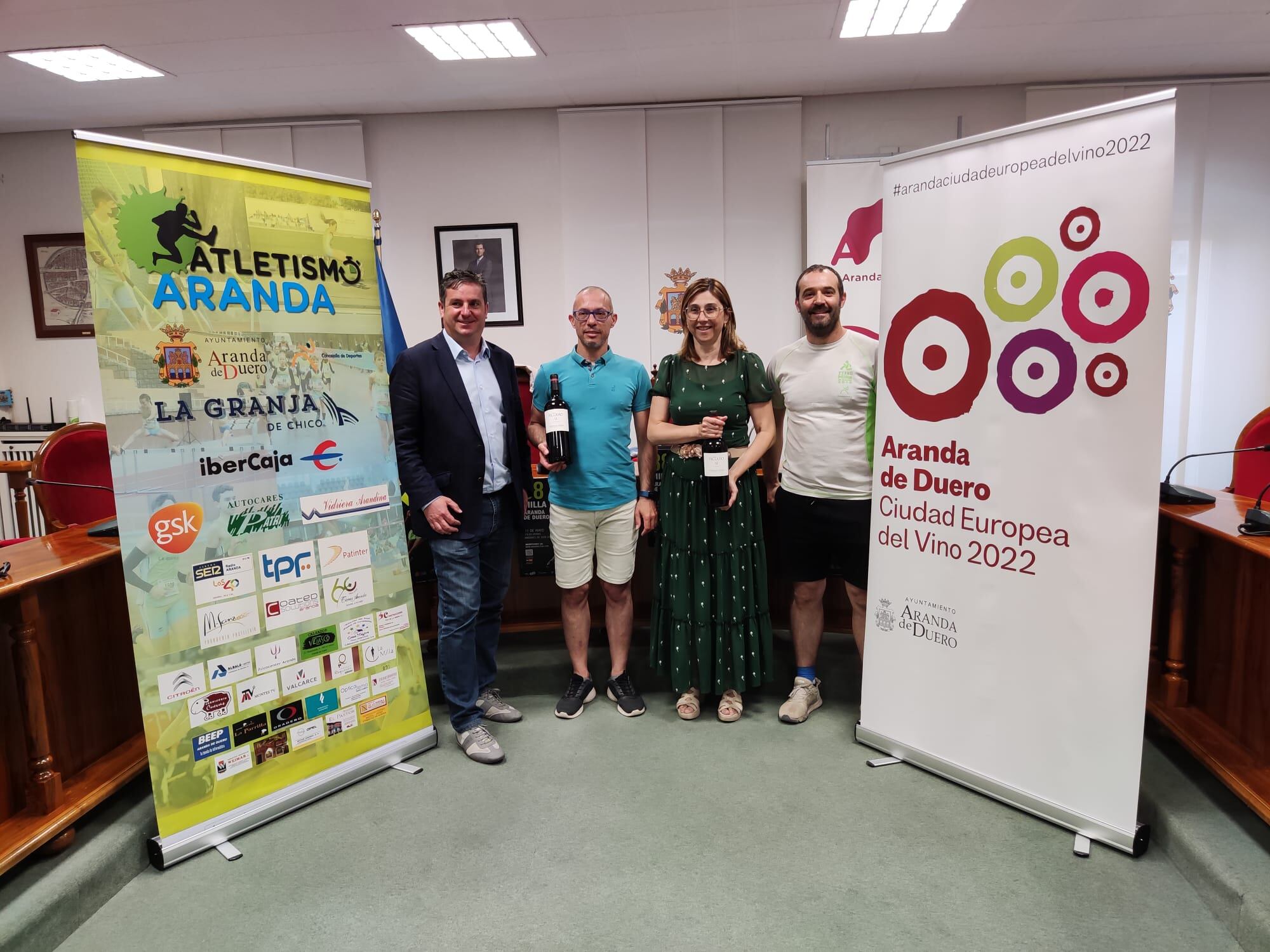 La alcaldesa, Raquel González, junto al concejal de Deportes, Carlos Fernández -a la d. de González-, el vicepresidente del Atletismo Aranda, Alberto Sanz (d) y el propietario de Bodegas Figuero, Antonio García Figuero (i)