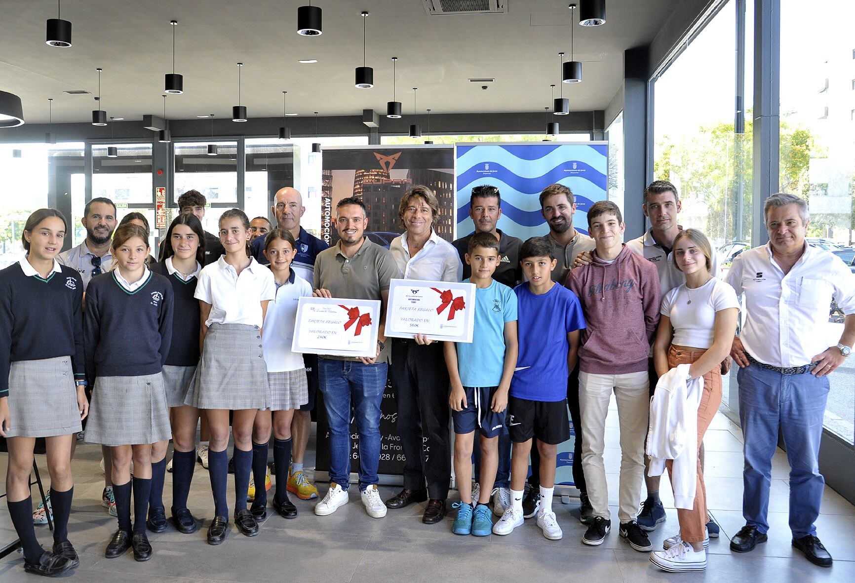 Jesús Alba junto a alumnos que participaron en la Reunión de Atletismo Escolar