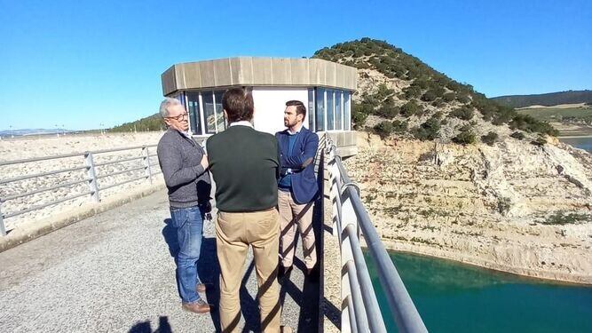 Imagen de la visita del delegado territorial de Aguas, Francisco Moreno, al embalse de Guadalcacín