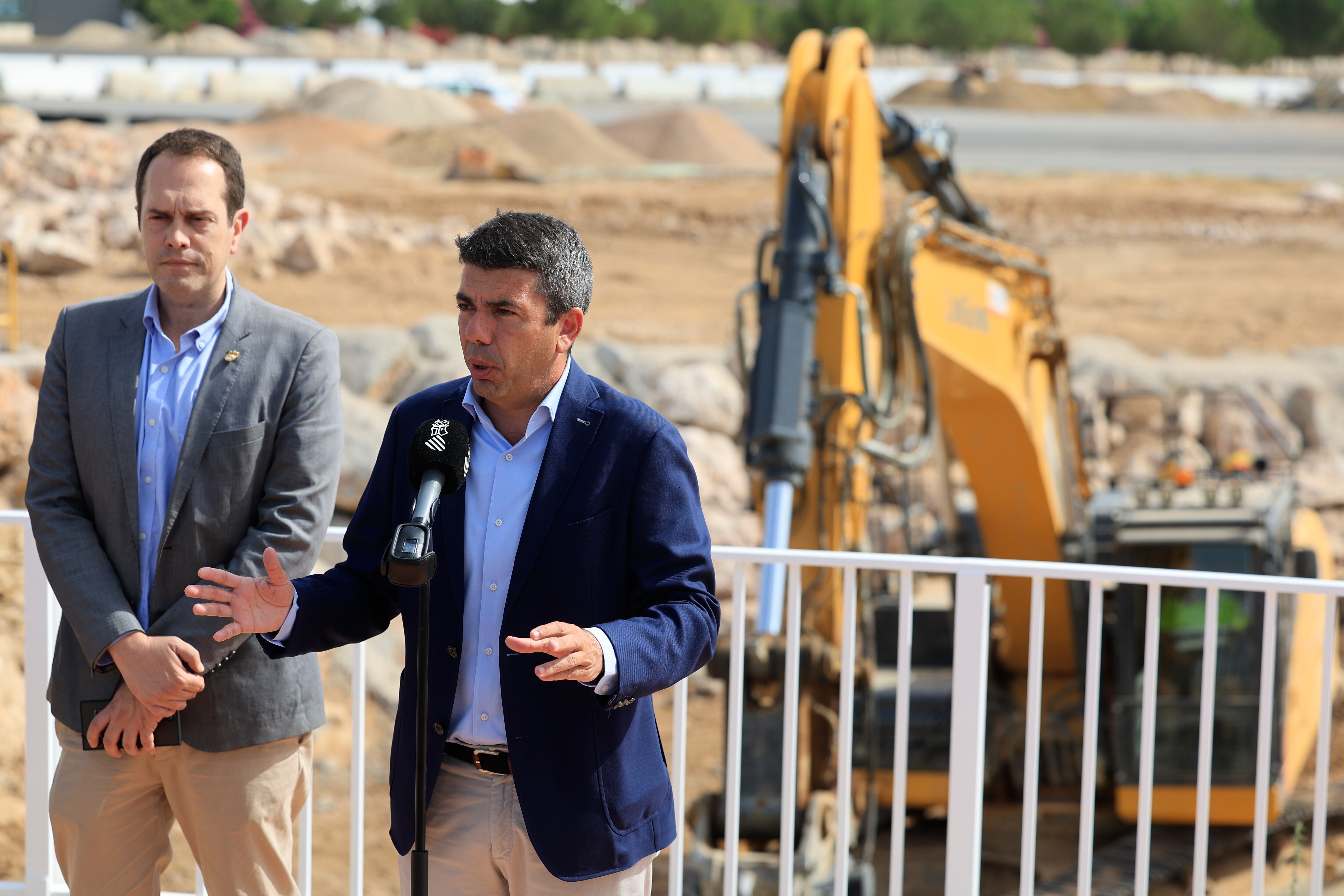 El president de la Generalitat, Carlos Mazón, y el alcalde de Cheste José Morell, visita las obras realizadas para reconstruir el acceso al Circuit Ricardo Tormo, este lunes en Cheste (valencia).