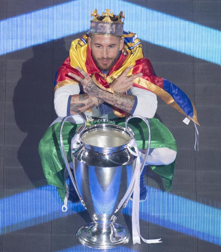 Sergio Ramos con el trofeo de la Champions League en el Santiago Bernabéu