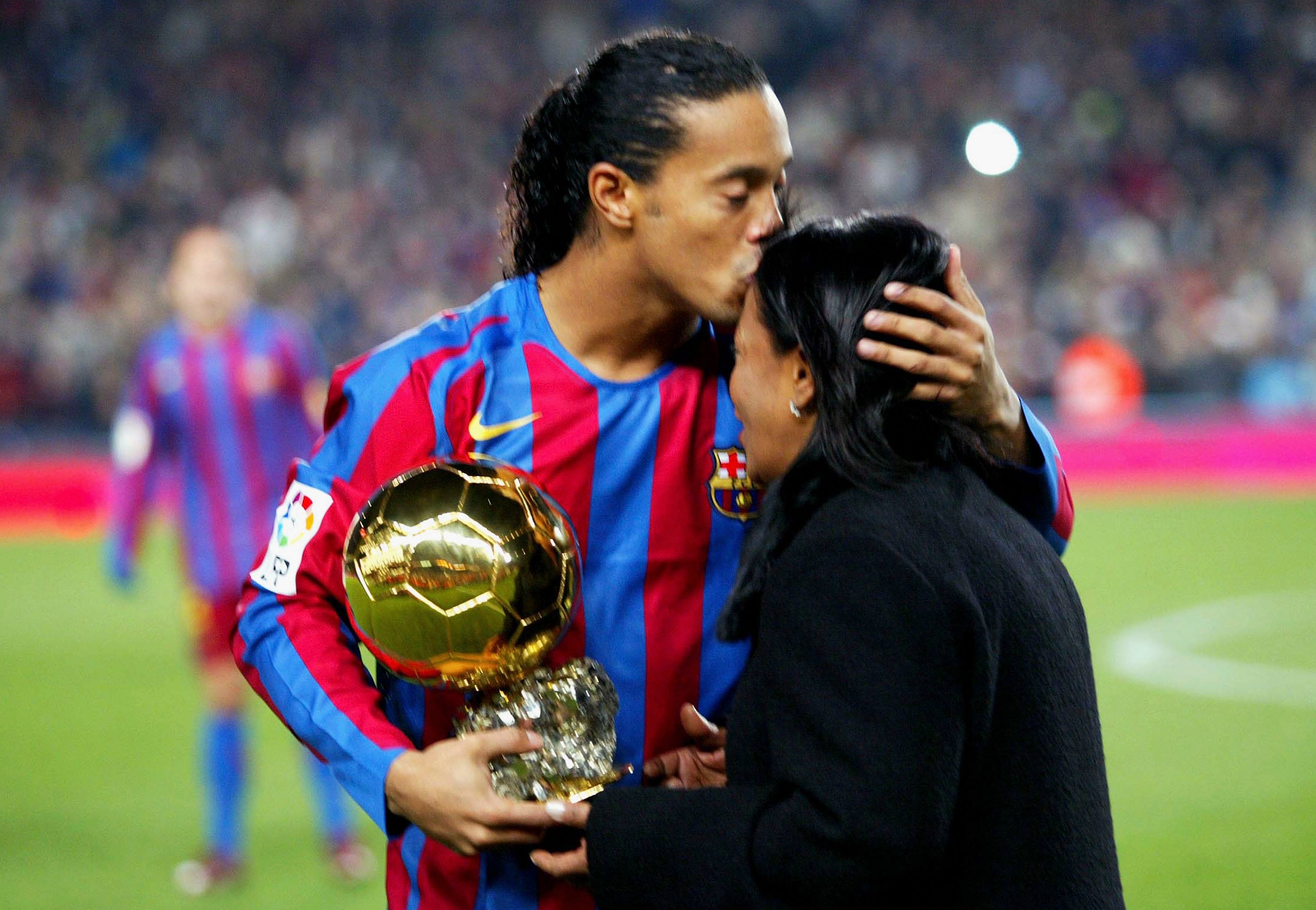 Ronaldinho celebra con su madre el Balón de Oro que ganó en 2005