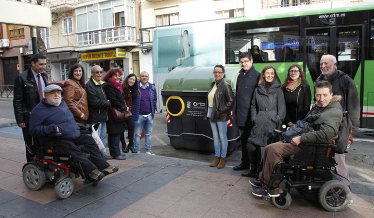 El Ayuntamiento getafense está instalando contenedores adaptados a personas invidentes y con movilidad reducida.