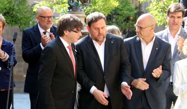 El president Puigdemont, el vicepresident Junqueras i el conseller Romeva des del Pati dels Tarongers del Palau de la Generalitat, el 9 de juny del 2017 (horitzontal).