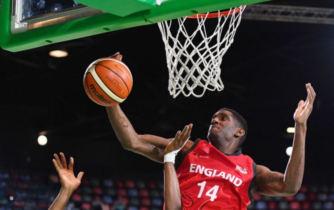 Robert Gilchrist con la selección