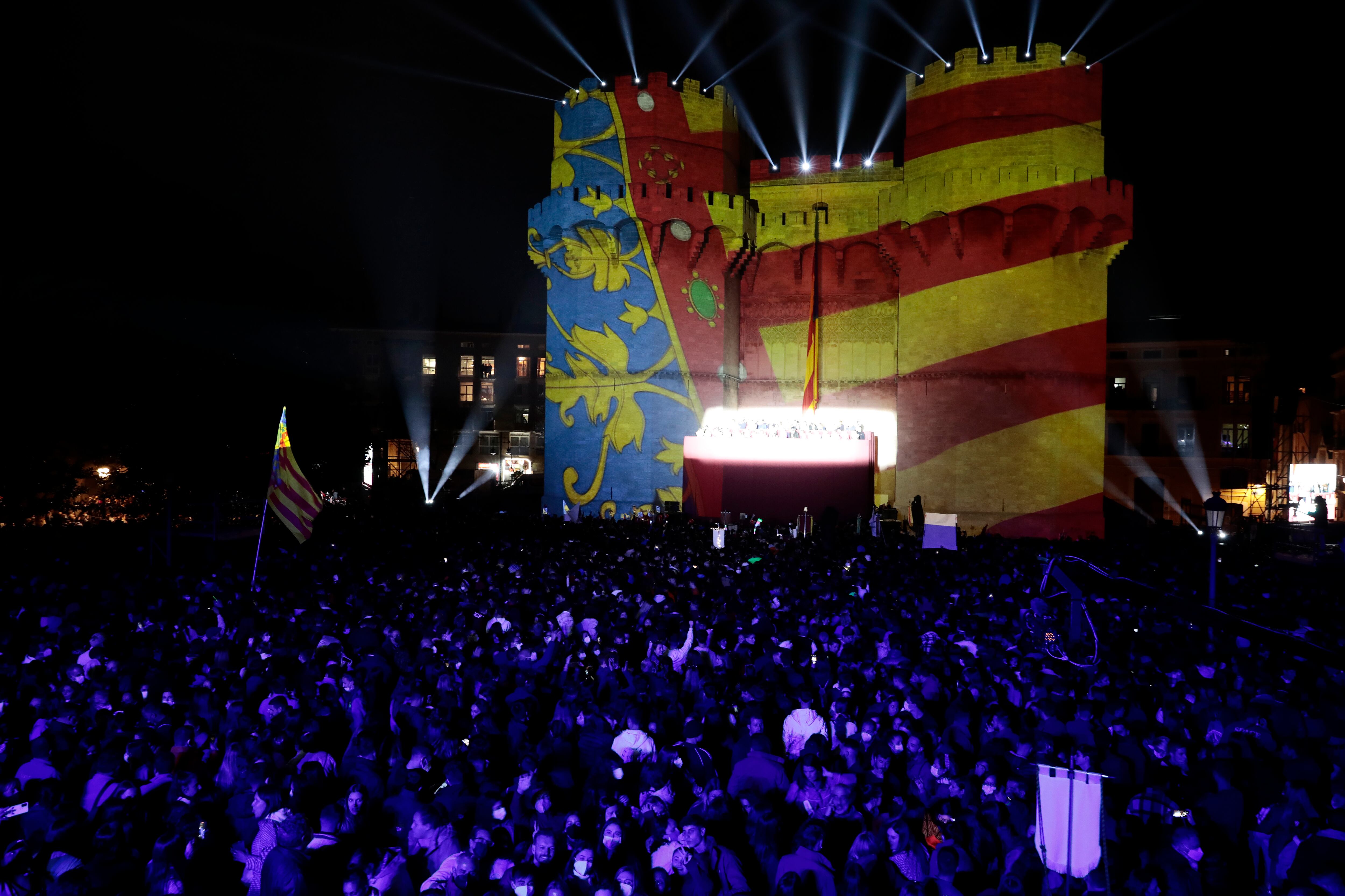 Vista general de la Crida en las Torres de Serranos con la que arrancan este domingo Las Fallas de València, un acto en el que no habrá límite de aforo, pero en el que el público asistente deberá utilizar la mascarilla como medida de protección ante la covid.